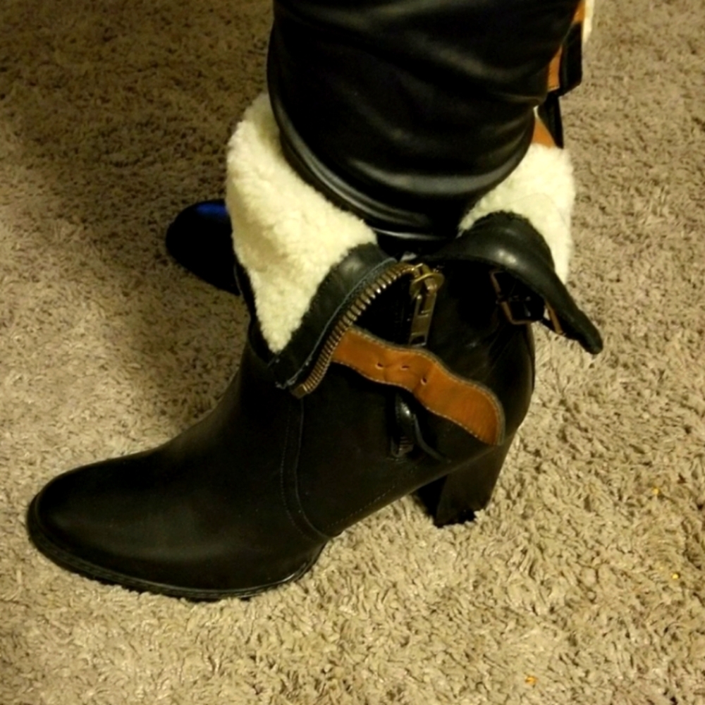 Authentic Burberry Boots - Picture 2 of 9